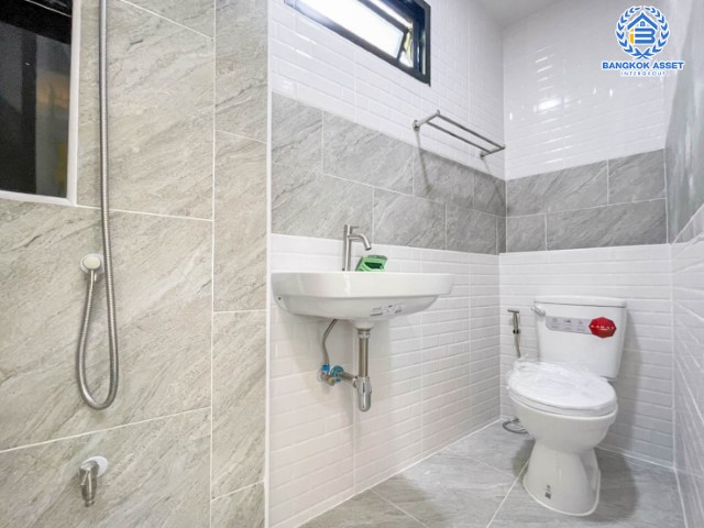 *****บ้านแฝดมือสองชั้นเดียว ย่านนนทบุรี ม.รวยรื่น ติวานนท์  บ้านสวยตกแต่งใหม่เหมือนมือหนึ่ง บนเนื้อที่ 32 ตร.ว. มาพร้อมฟังก์ชัน 3 ห้องนอน 3 ห้องน้ำ จอดรถ 1 คัน  บนทำเลศักยภาพ เชื่อมต่อถนนหลายเส้นทาง ใกล้จุดขึ้นทางด่วนงามวงศ์วาน และ รถไฟฟ้าสถานีกระทรวงสาธารณสุข เติมเต็มด้วยสิ่งอำนวยความสะดวกครบครัน